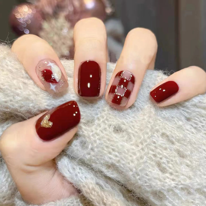 Kunstvolle Nagelkunst mit Schmetterlings- und Perlendetails Karnz