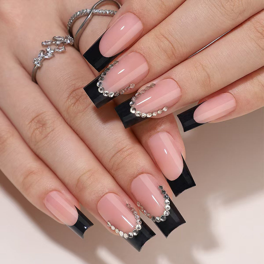 Kunstnagelset mit eleganten Spitzen und Glitzerakzenten Karnz