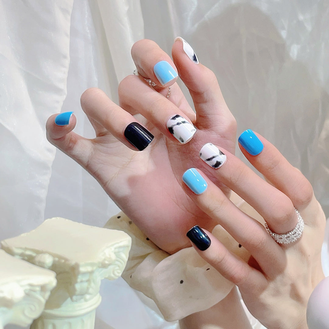 Künstlerisches Press-On Nagelset mit marmorierten Mustern
