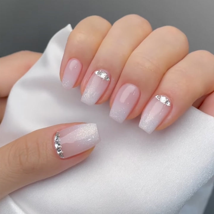 Elegantes Gel Press-On Nagelset mit funkeltenden Strasssteinen Karnz