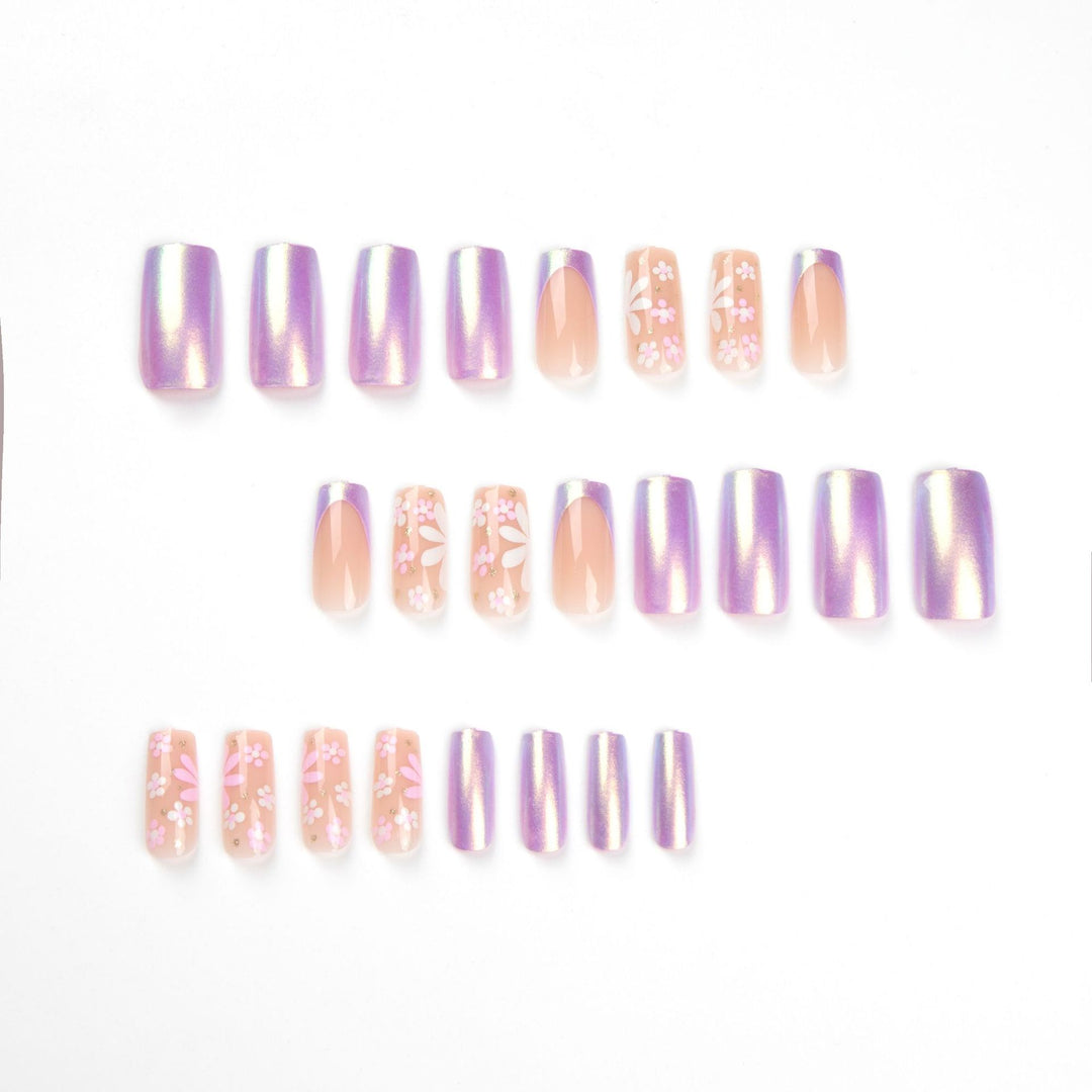 Künstliche Nagelkunst mit floralen Mustern und Glanz Karnz
