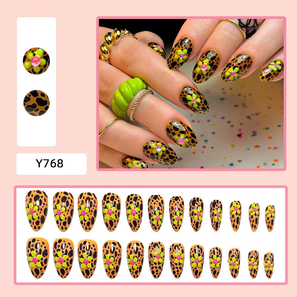 Kunstvoller Nagelspitzen Set mit Blattakzenten Karnz