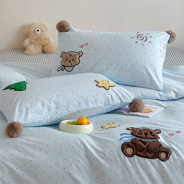 Kinder-Bettwäschegarnitur aus Baumwollsatin mit 3D-Teddy-Applikationen und Bommel-Ecken