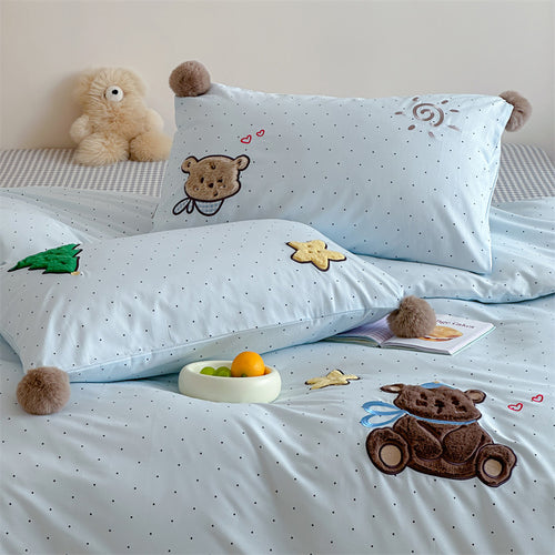 Kinder-Bettwäschegarnitur aus Baumwollsatin mit 3D-Teddy-Applikationen und Bommel-Ecken