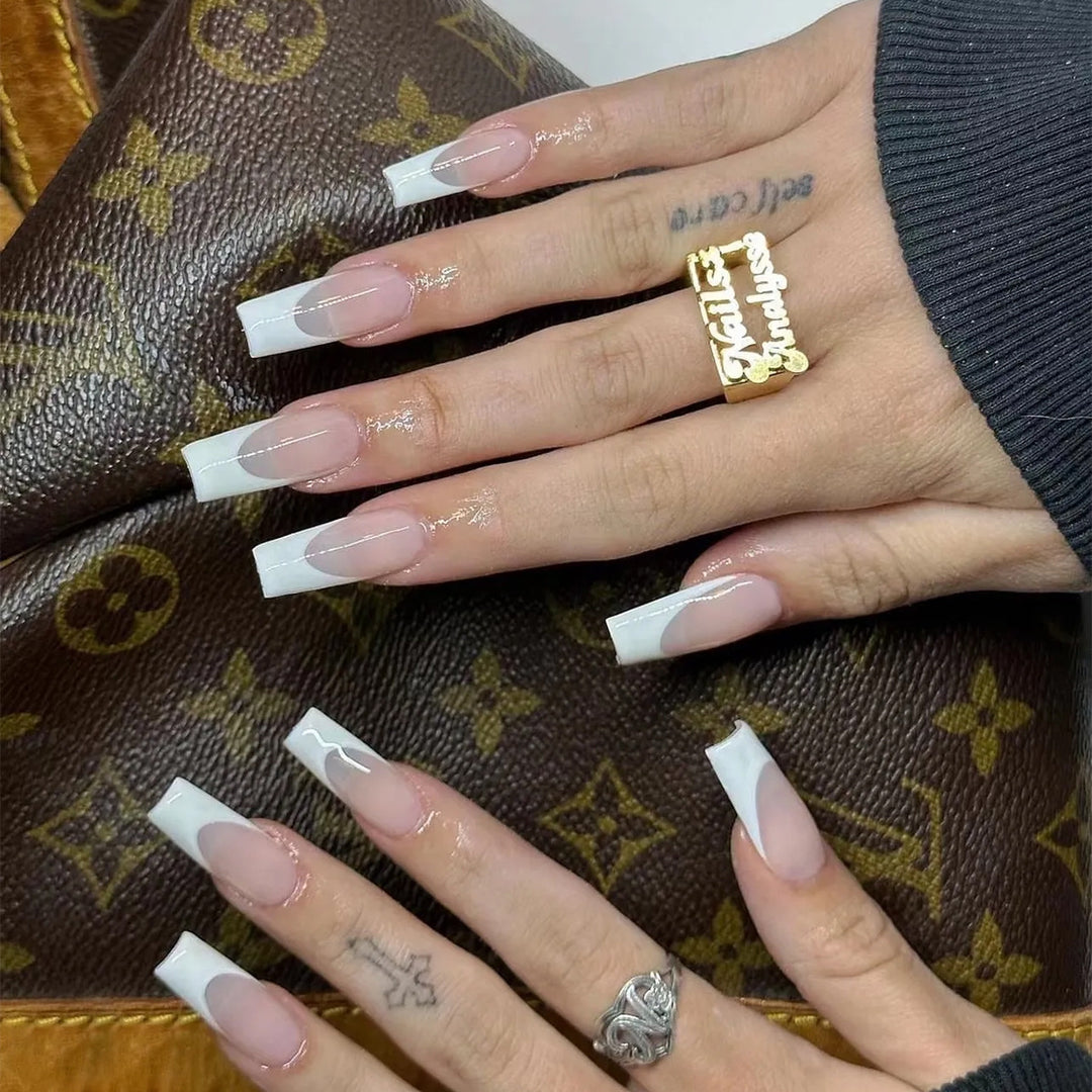 Kunstvolle Nagelverlängerungen mit durchscheinendem French-Tip Karnz