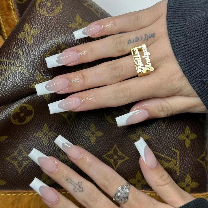 Kunstvolle Nagelverlängerungen mit durchscheinendem French-Tip Karnz