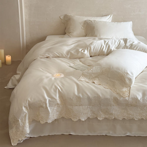 Luxuriöses besticktes Satin-Bettbezug-Set mit gewelltem Rosen-Spitzenbesatz