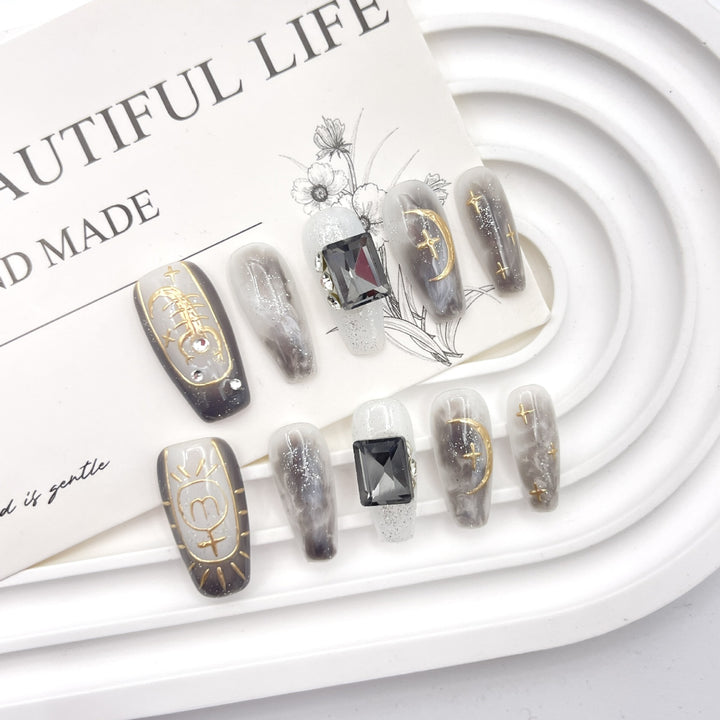 Glamorous Press-On Nail Art Set mit elegantem Design