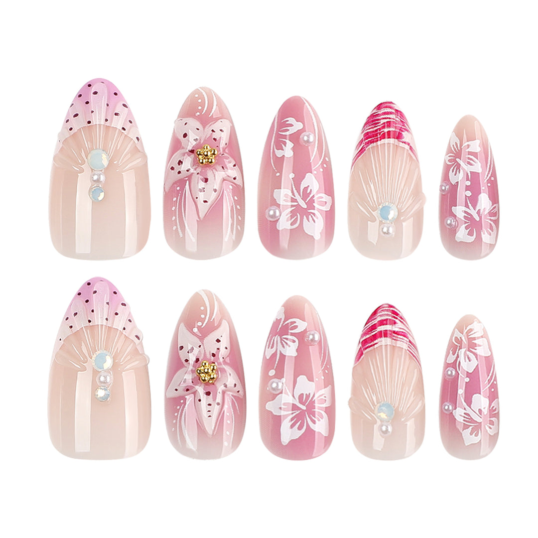 Kunstvolle Nagelverlängerungen mit floralen und glitzernden Akzenten Karnz