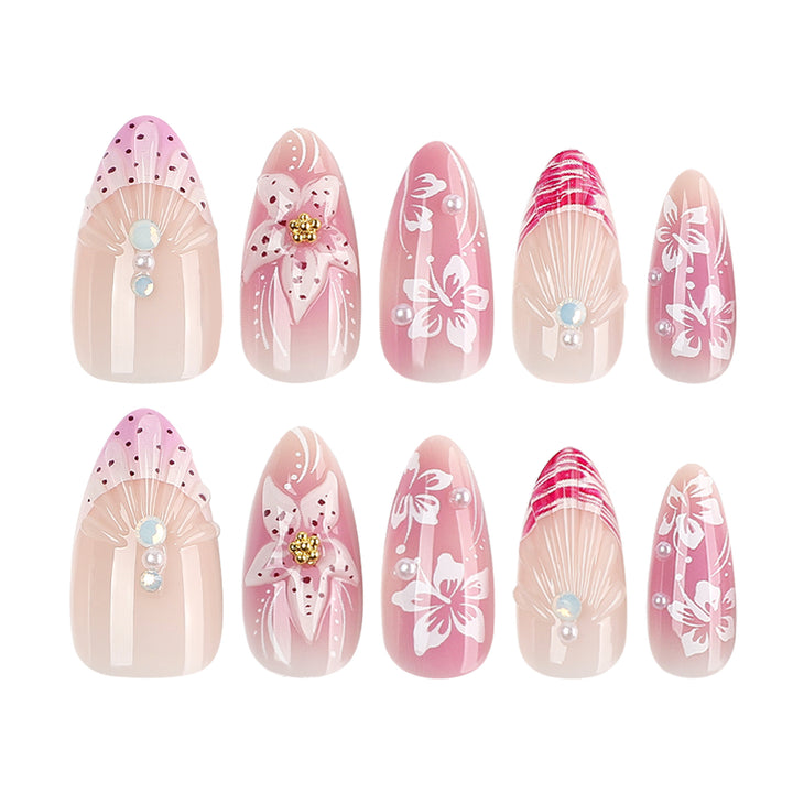 Kunstvolle Nagelverlängerungen mit floralen und glitzernden Akzenten Karnz
