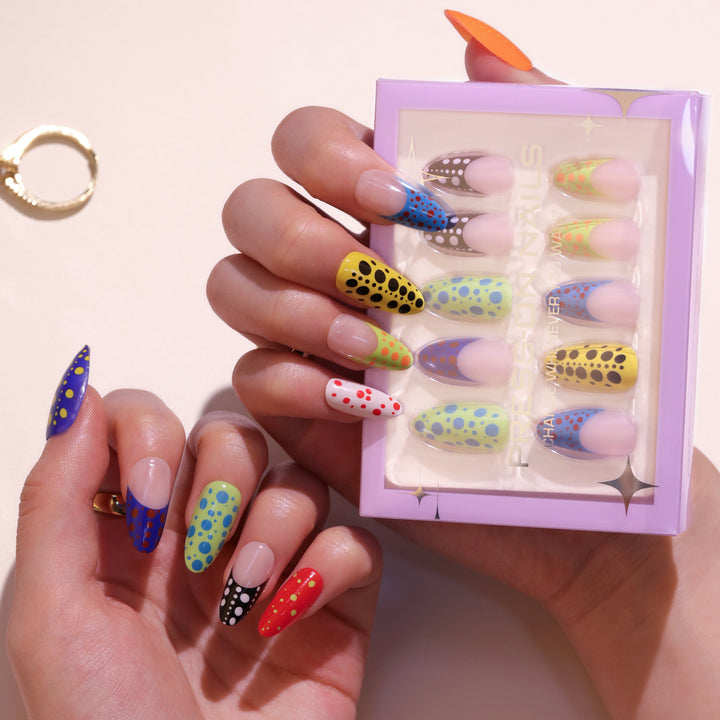 Künstliche Nagelkunst mit kreativen Mustern Karnz