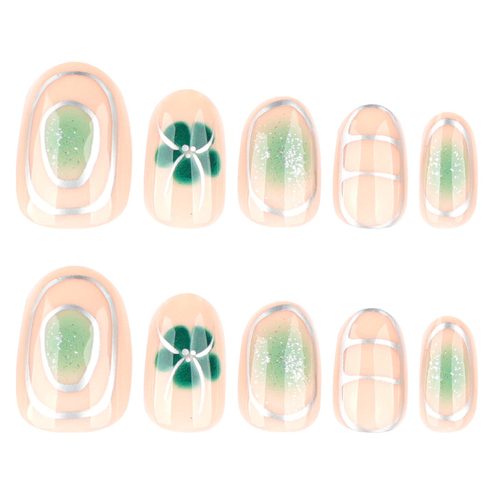 Elegante Nagelkunst mit floralem Design Karnz