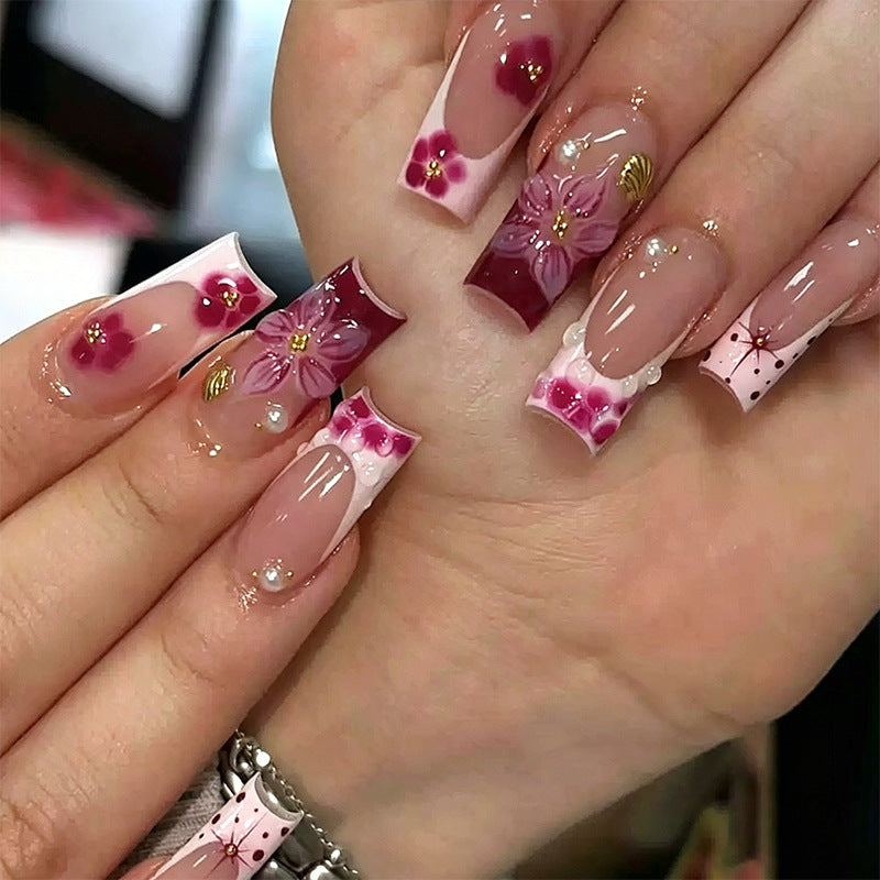 Elegante Kunstnagelspitzen mit Goldakzenten Karnz