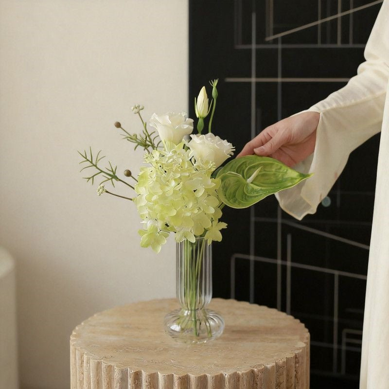 Lebensechte Blumenarrangement in elegantem Glasvase