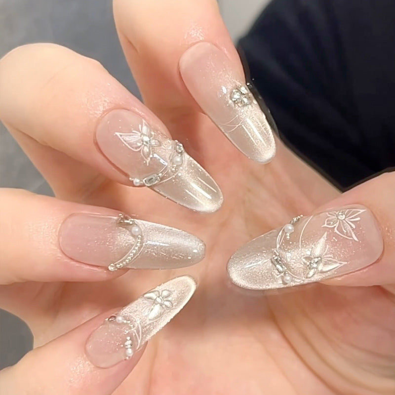 Elegante Press-On Nagelkunst mit floralen Verzierungen Karnz