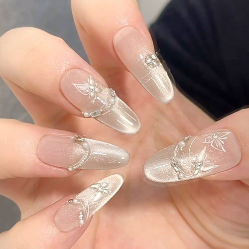 Elegante Press-On Nagelkunst mit floralen Verzierungen Karnz