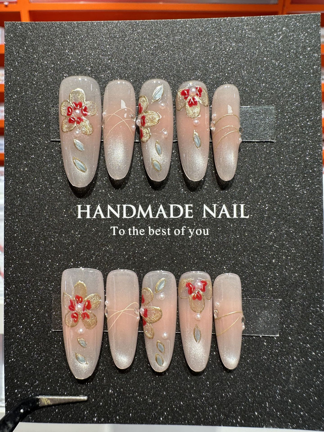 Handgemachter Floral Press-On Nail Set mit 3D-Blumen- und Edelsteinakzenten