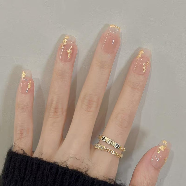 Dekoratives Press-On Nagelkunstset mit goldenen Akzenten