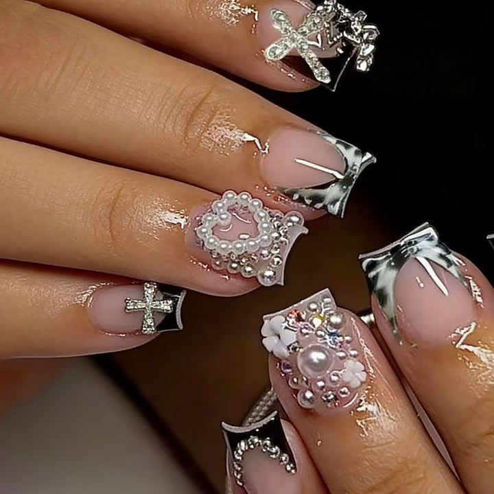 Kunstnagelset mit glamourösen goldenen Akzenten Karnz