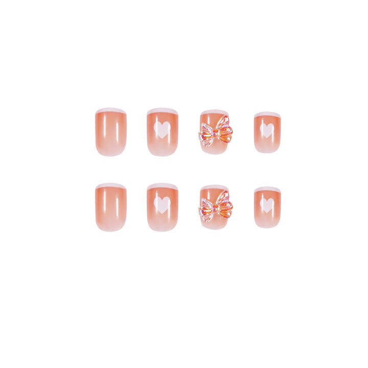 Nagelkunst mit Herz- und Schmetterlingsmotiven Karnz