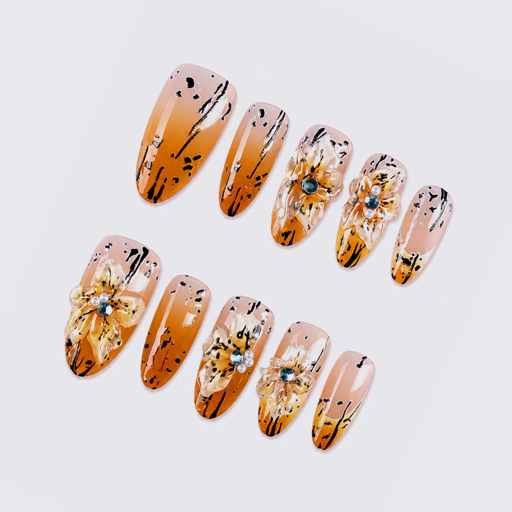 Kunstnagelset mit eleganten floralem Design und raffinierten Glitzerelementen Karnz