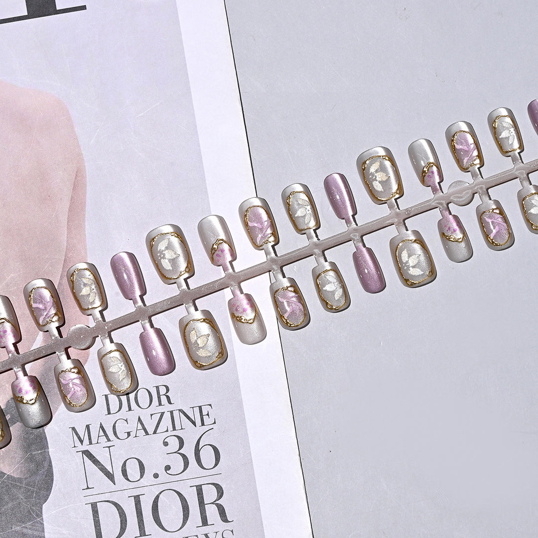 Dekoratives Press-On-Nagelset mit floralen Akzenten Karnz