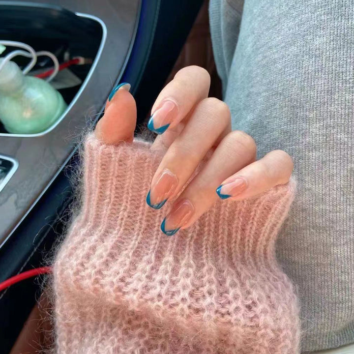 Stylische Nagelkunst mit modernen französischen Spitzen Karnz
