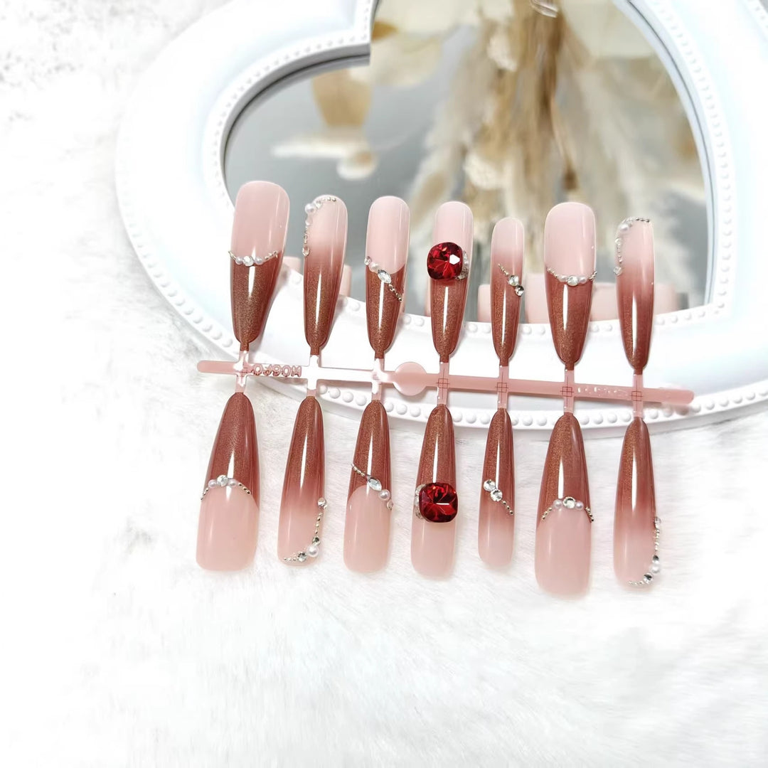 Kunstnägel mit luxuriösen 3D-Verzierungen und Glamourösen Akzenten Karnz