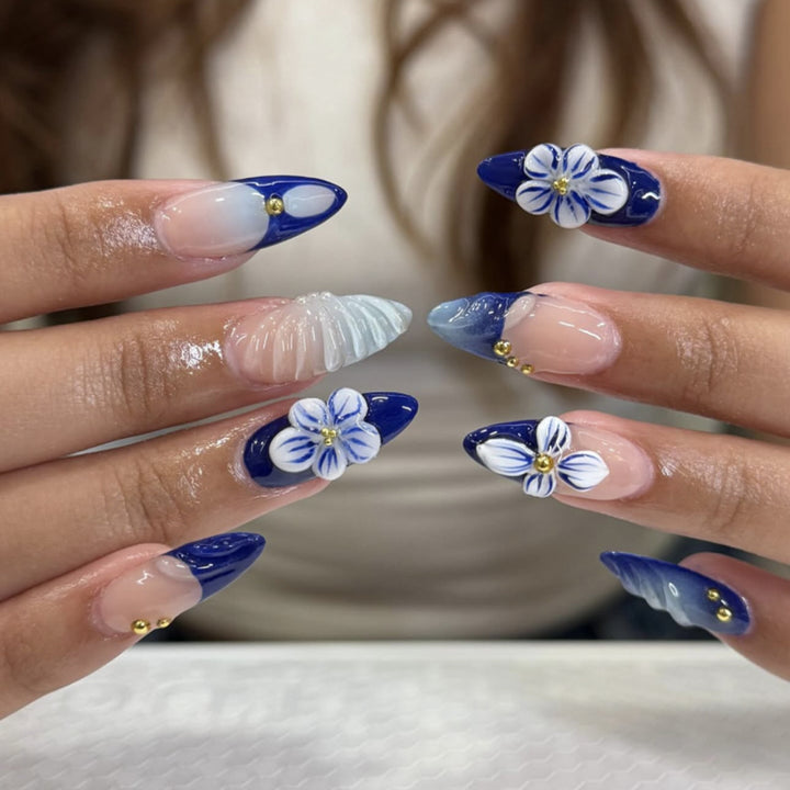 Kunstvolle Nailart mit floralen Akzenten und Glitzerverzierungen Karnz