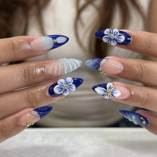 Kunstvolle Nailart mit floralen Akzenten und Glitzerverzierungen Karnz