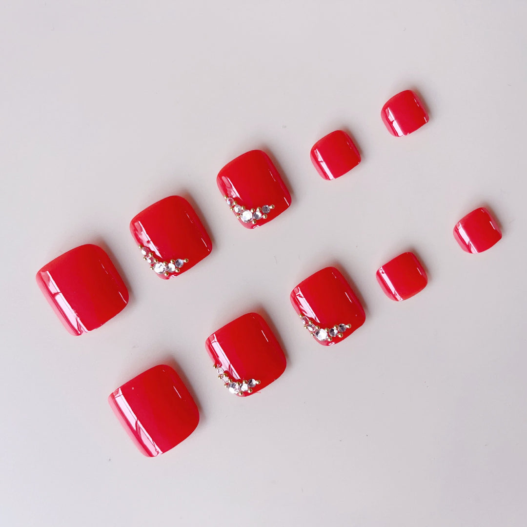 Kunstnagelset mit eleganten Strassdetails Karnz