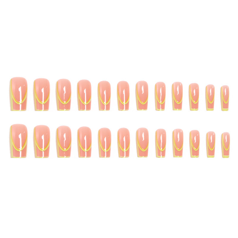 Kunstvolle Nagelspitzen mit geometrischem Design Karnz