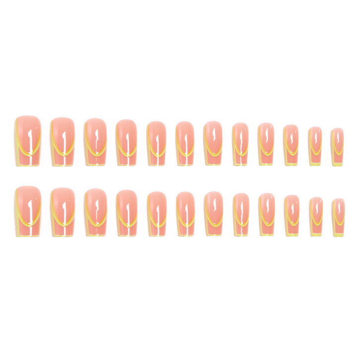 Kunstvolle Nagelspitzen mit geometrischem Design Karnz