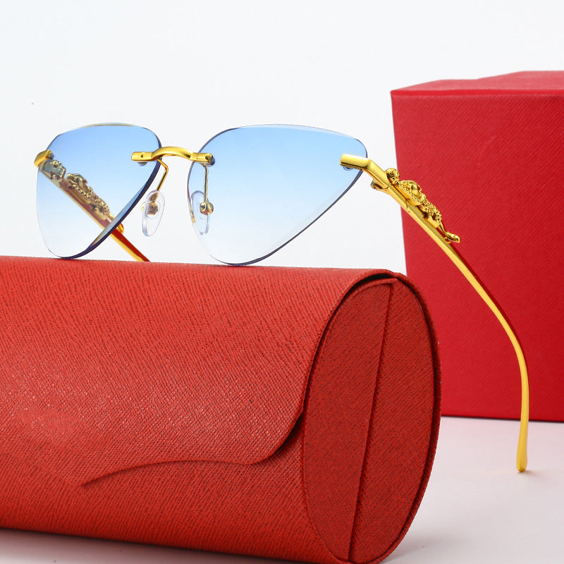 Damen Designer-Sonnenbrille mit kreativem, dreieckigem Rahmen und elegante goldene Akzente Karnz