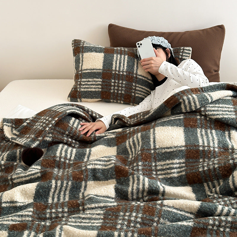 Kuscheldecke mit kariertem Muster und Bommelverzierung Karnz