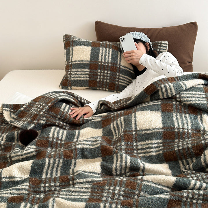 Kuscheldecke mit kariertem Muster und Bommelverzierung Karnz
