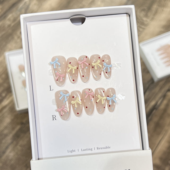 Dekoratives Press-On-Nagelset mit charmantem Bogen und Punkten Karnz