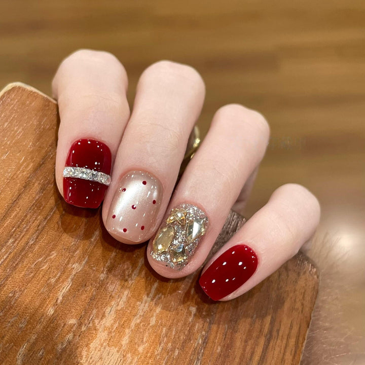 Glamouröse Kunstnägel mit Funkelndem Strass Karnz