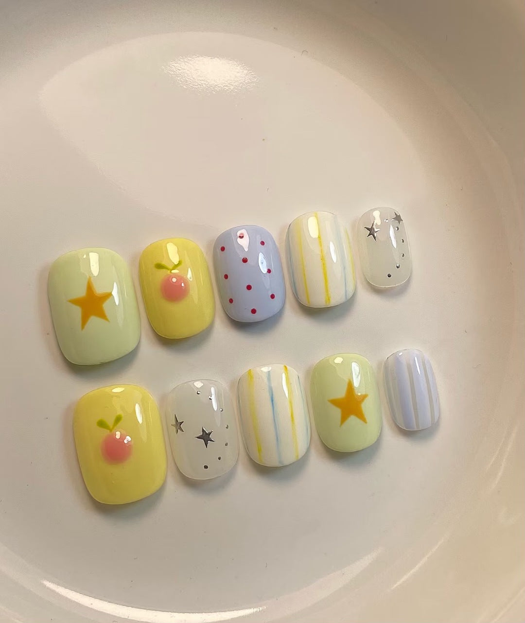 Künstlerisches Nagelset mit verspielten Designs