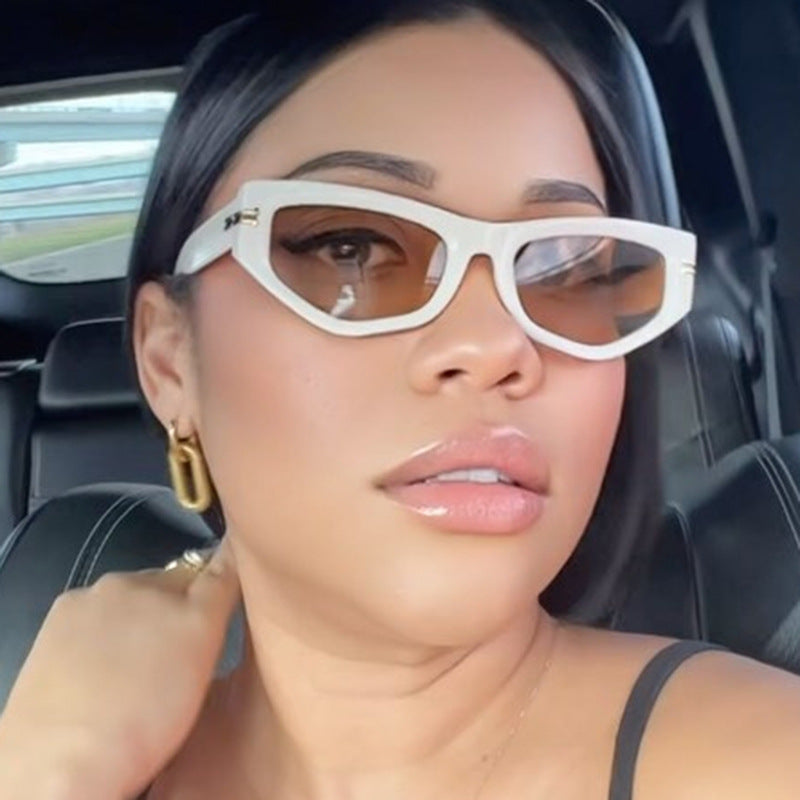 Damen geometrische Sonnenbrille mit geschwungenem Rahmen und schützendem UV-Filter Karnz