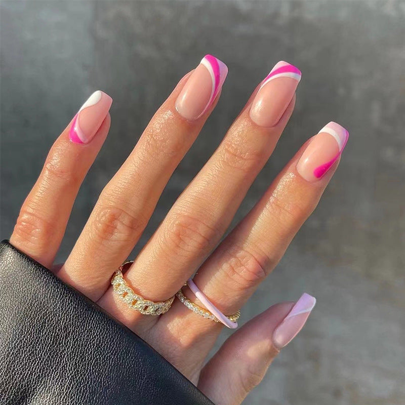 Kunstnagelverlängerungen mit elegantem Farbverlauf und geschwungenen Akzenten Karnz