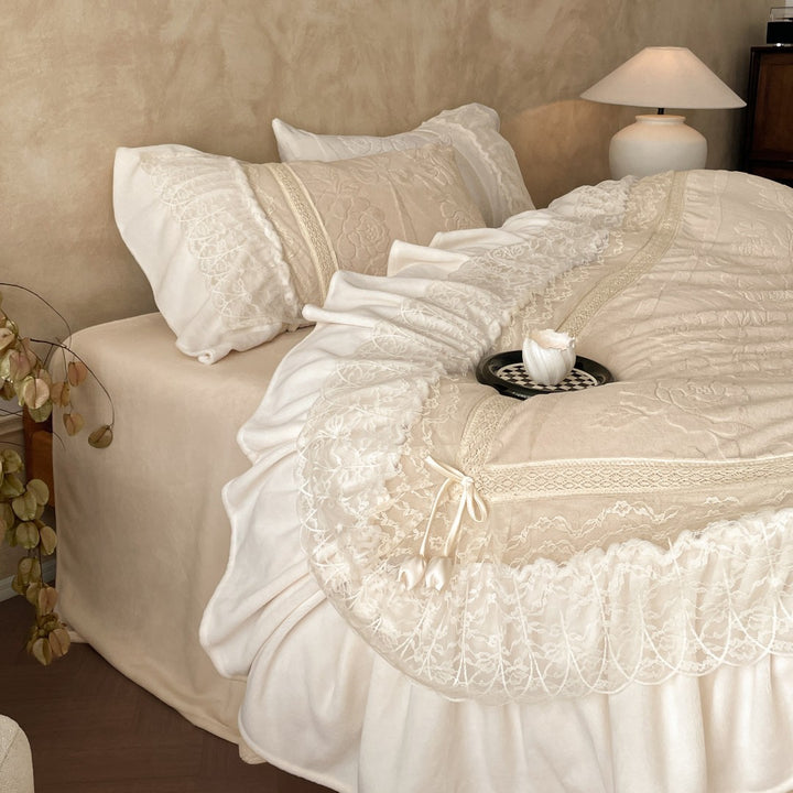 Luxus-Bettgarnitur mit gestepptem Quilt, Spitzenvolant und dekorativem Bettrock