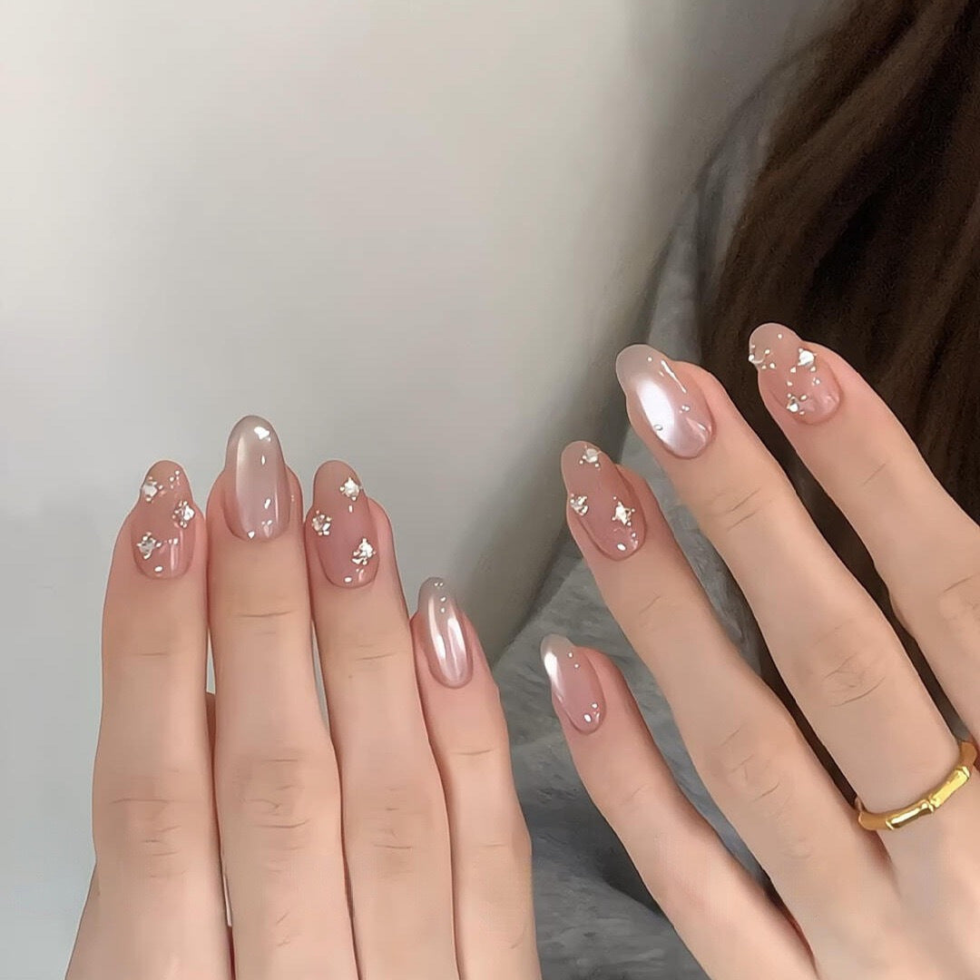 Glamouröse Kunstnägel mit Schimmerndem Effekt und Eleganten Strassdetails Karnz