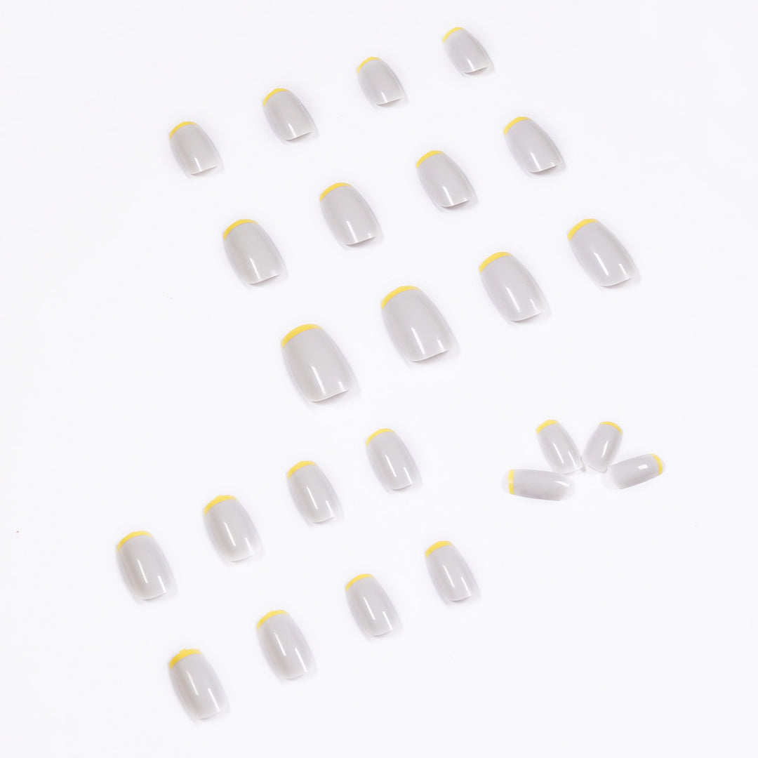 Kunstvolle Nagelverlängerungen mit modernem French-Tip Design Karnz