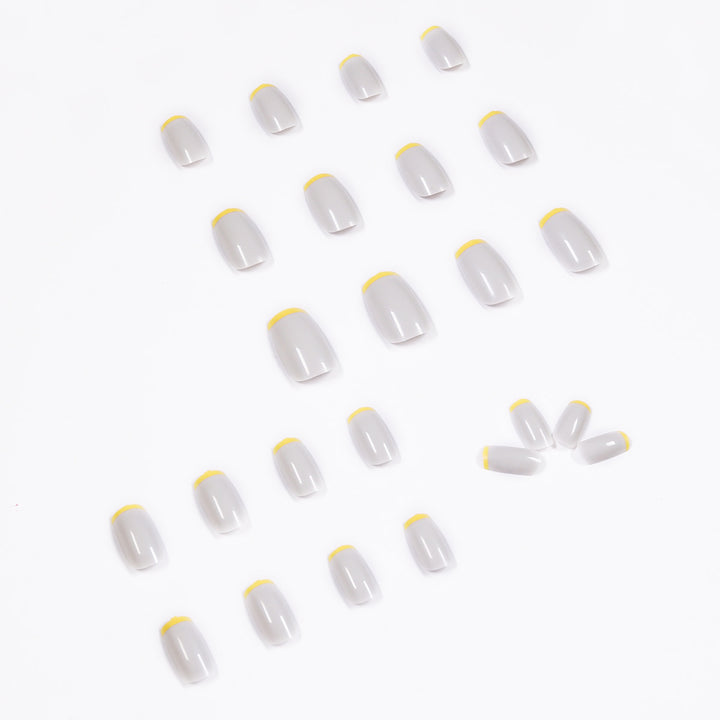 Kunstvolle Nagelverlängerungen mit modernem French-Tip Design Karnz