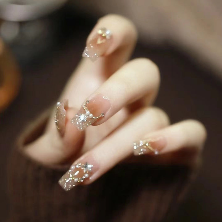 Elegantes dekoratives Druck-Nagelkunst-Set mit Edelsteinakzenten Karnz