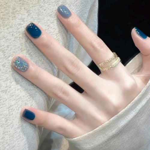 Künstlerisches Press-On-Nagelset mit funkelndem Glitzereffekt Karnz
