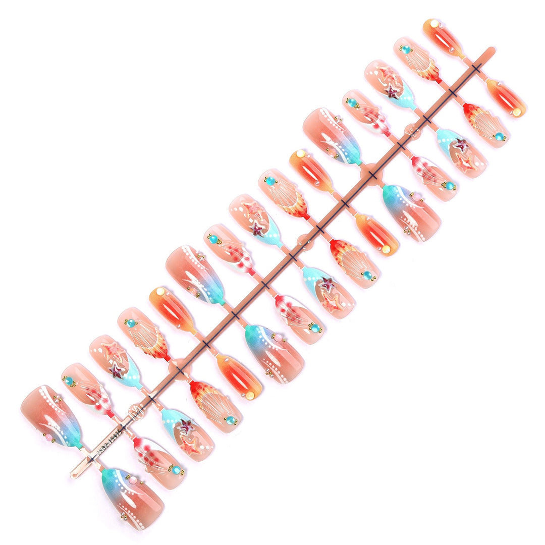 Kunstnagelset mit bunten Akzenten und effektvollen Designs Karnz