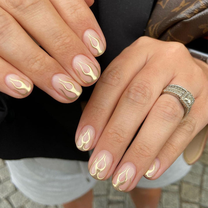 Elegante Stiletto Press-On Nagelkunst mit Strass-Akzenten Karnz