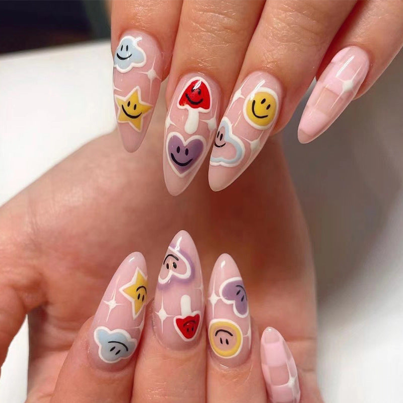 Kreative Nagelkunst mit verspielten Emoji-Motiven Karnz